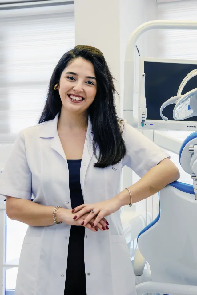 International patient using a mobile device to request a dental quote online from Dt. Merve GÜNDÜZ KANAT’s clinic in Mugla, Turkey
