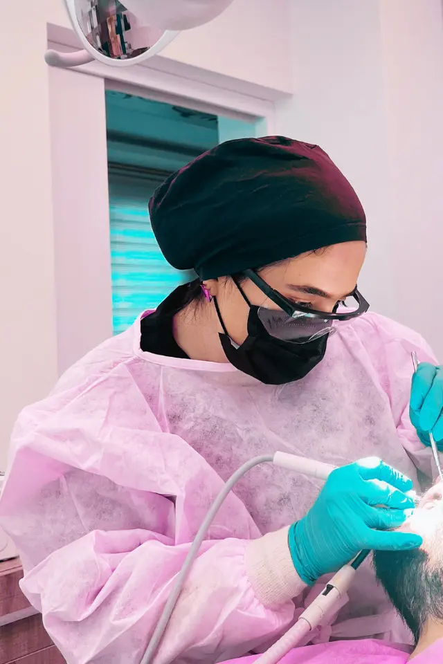 Patient erhält eine Zahnbehandlung in einer renommierten Zahnarztpraxis in Mugla, Türkei
